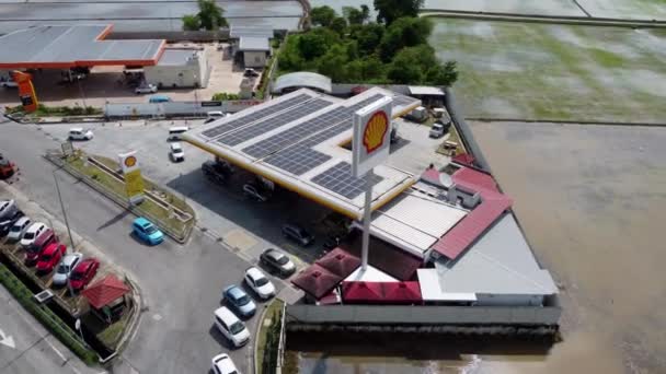 マレーシア ペナン州ブキット メルタジャム2021年10月31日 高速道路近くの屋上に太陽光パネルを設置した空中ビューシェルポンプステーション — ストック動画