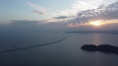 Penang İkinci Köprüsü ve Pulau Aman Adası 'nın güzel günbatımının manzarası.
