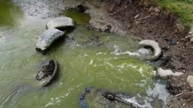 Lastik hijyenik nehir suyuna atılır.