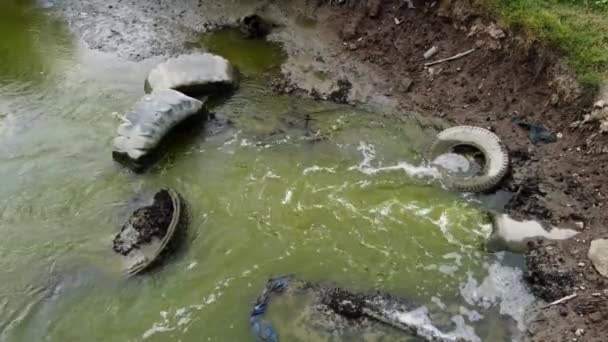 Däck Dumpas Vid Sanitära Floden Vattenförorening — Stockvideo