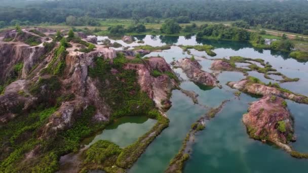 Uitzicht Vanuit Lucht Prachtige Kleine Heuvel Groen Meer Als Gevolg — Stockvideo