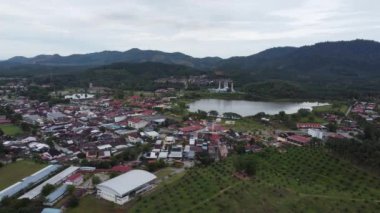 Göl ve cami manzaralı Serdang kasabası.