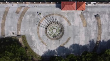 Havadan bakıldığında kuş, çelik yapı dekorasyonunun üzerinde uçuyor.