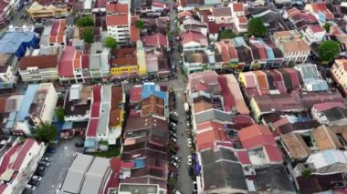 Georgetown 'daki eski miras binasının üzerinde uçan bir uçak.