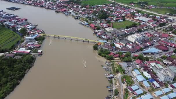 Hava Manzaralı Balıkçı Teknesi Kuala Kurau Nehrinde Yaya Köprüsü Yakınlarında — Stok video