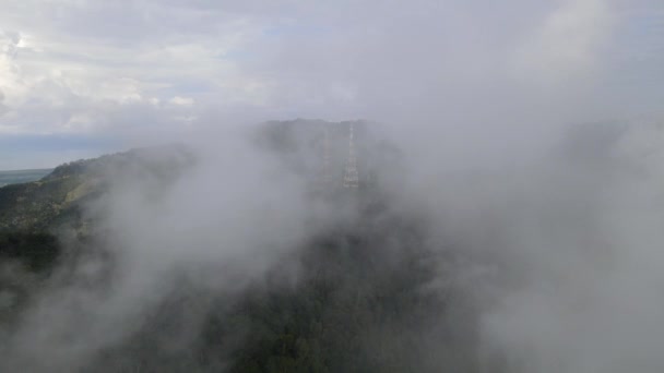 Vista Aérea Volar Sobre Nube Baja Hacia Torre Telecomunicaciones Colina — Vídeos de Stock