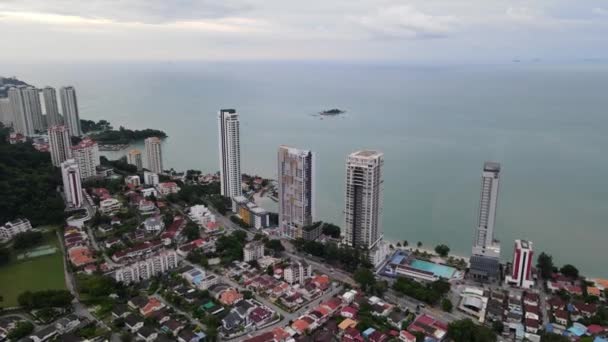 Vista Aérea Condominio Zona Residencial Cerca Tanjung Bungah Penang — Vídeos de Stock