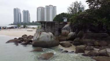 2. Dünya Savaşı 'nda deniz kıyısında terk edilmiş sığınağı takip edin.