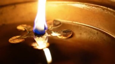 Mum ışığı geceleri yanar.