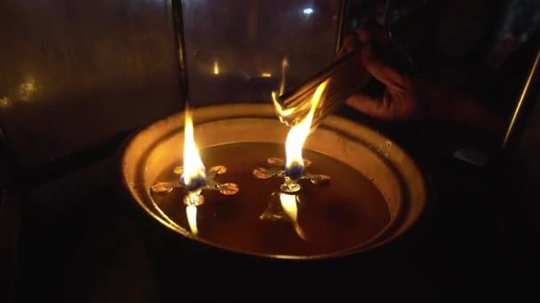 Chiudi Mano Tieni Joss Stick Accendi Con Lampada Olio Candela — Video Stock