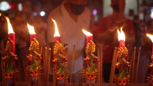 Закройте Палку Ладаном Заднем Плане Люди Маске Молятся Китайском Храме — стоковое видео