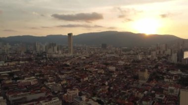 Georgetown, Penang, Malezya - 09 Mayıs 2021: George Town eski miras alanı üzerine dramatik gökyüzü.