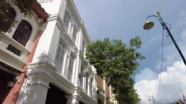 Georgetown, Penang, Malezya - 09 Mayıs 2021: POV Mavi güneşli bir günde eski miras binasına bakın