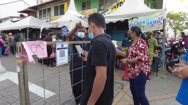 Georgetown Penang Malaysia May 2021 Indier Skannar Mysejahtera Appen För — Stockvideo