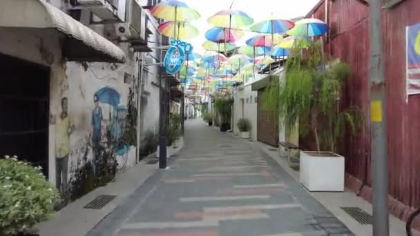 Georgetown Penang Malezja Maja 2021 Kolorowa Sztuka Parasolowa Wisi Ulicy — Wideo stockowe