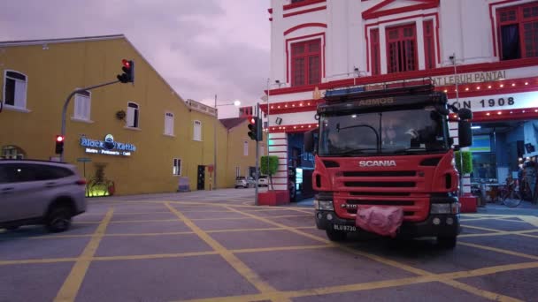 マレーシア ペナン州ジョージタウン2021年5月9日 レブパンタイの消防隊前の消防車公園 — ストック動画