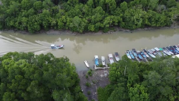 말레이시아 페낭의 2021 바이람의 홍수림 근처에 도착하는 — 비디오