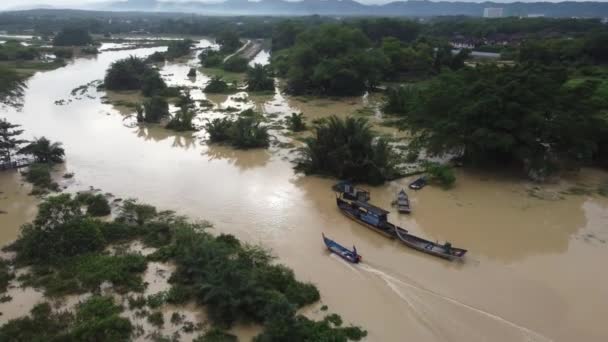 マレーシアのペナン州シンパン アンパット2021年8月19日 空中ビューマレーシアの木製ボートは洪水川地域で移動します — ストック動画