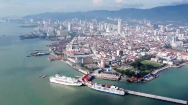 Georgetown, Penang, Malezya - 23 Aralık 2021: Swenttenham limanında hava manzaralı yolcu gemisi. Arka plan Penang Georgetown, güneşli bir günde