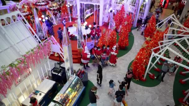 Georgetown Penang Malaysia Dec 2021 사람들 산타와 리니를 데리고 쇼핑몰을 — 비디오