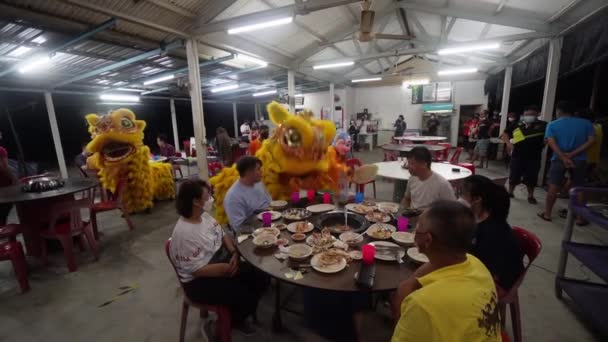 2022年2月6日 马来西亚槟城 两只舞狮和大头菩提树在餐馆为人们祝福 — 图库视频影像