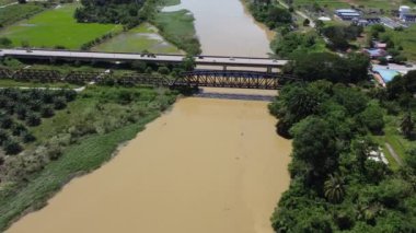 Çelik demiryolu nehrin karşısındaki yolun yanında.