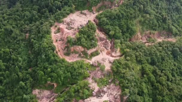 ジャングルの中の赤い石の空中ビュー上昇採掘 丘の上の森林破壊 — ストック動画