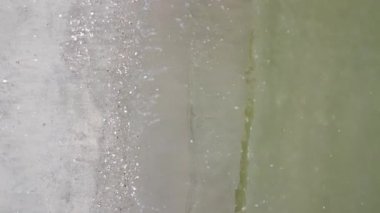 Hava manzarası kumsaldaki yumuşak suya bakıyor.