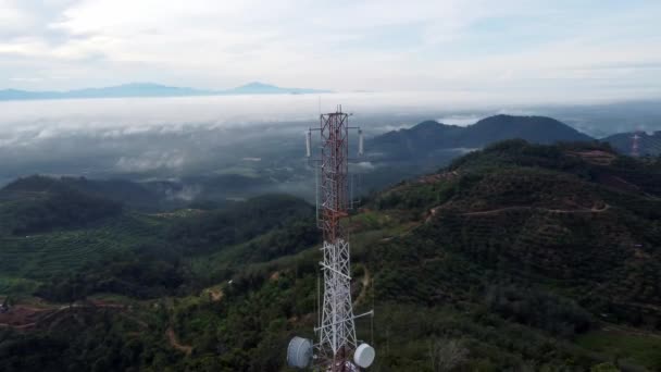 空中景观旋转跟随山顶的5G塔 — 图库视频影像