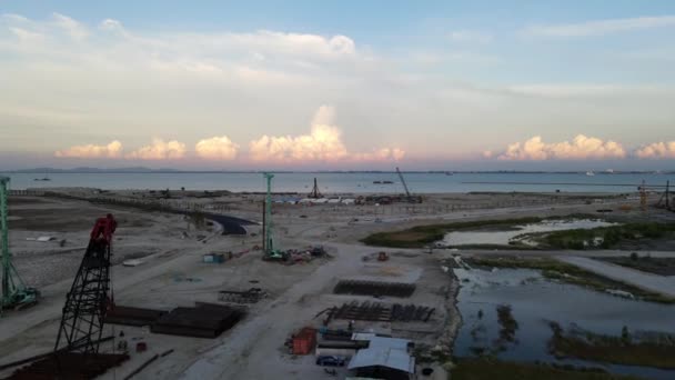 海旁填海土地附近的鸟瞰建筑工地 — 图库视频影像