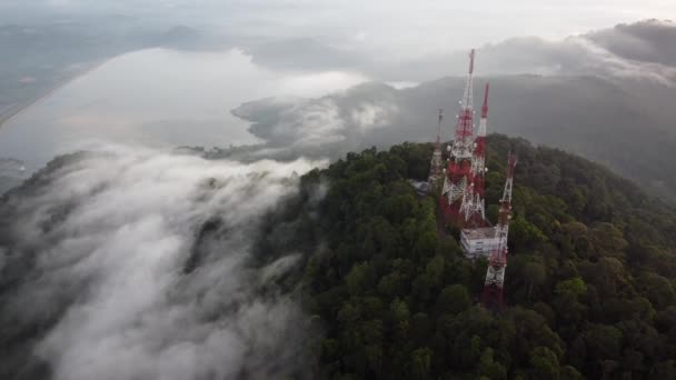 Luftaufnahme Vier Telekommunikation Auf Der Spitze Des Hügels Mit Niedriger — Stockvideo