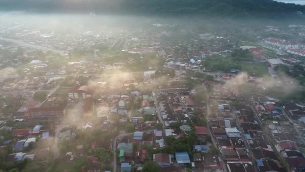 Повітряний Вид Худий Вранці Низька Хмара Над Малайськими Сільськими Районами — стокове відео
