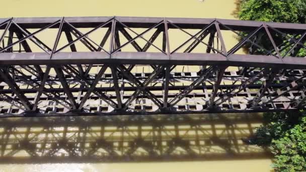 Letecká Panenka Pohybuje Vlevo Dívá Dolů Ocelový Železniční Most Řece — Stock video