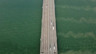 Gökyüzüne bak simgesel mimari Penang Köprüsü denizi aştı.