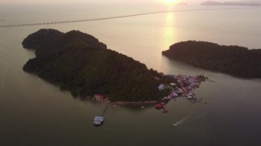 Hava görüntüsü Pulau Aman 'da gün batımında Penang İkinci Brisge' de bir tekne hareket ediyor.
