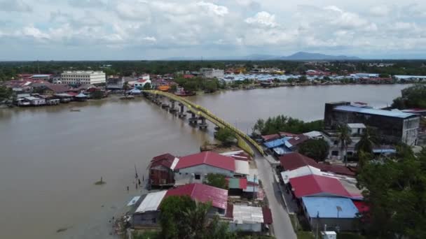Luftflug Auf Gelbe Fußgängerbrücke Über Den Fluss Bei Kuala Kurau — Stockvideo
