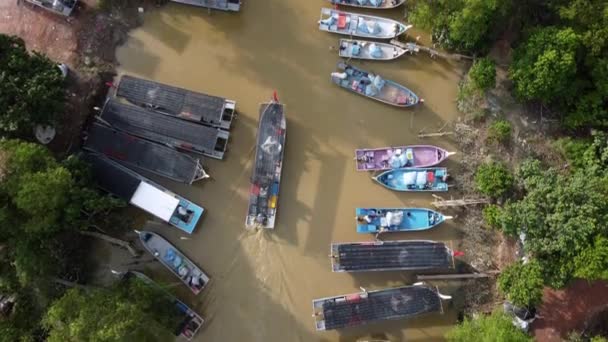 Вид Воздуха Смотреть Вниз Лодка Двигаться Реке Малайзии — стоковое видео