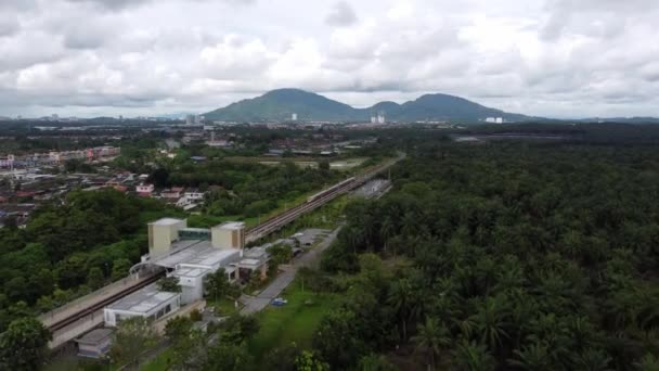 Flygfoto Ktm Elektrisk Tågtjänst Lämnar Simpang Ampat Station Mot Bukit — Stockvideo