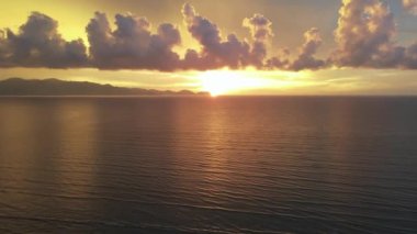 Hava manzarası dramatik bir günbatımı saatinde denizin üzerinde uçar. Rahatla, tatil konsepti.