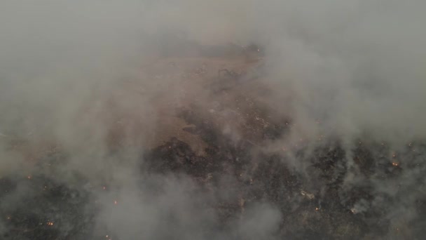 Blick Aus Der Luft Bagger Auf Mülldeponie Torfmoor Flammen — Stockvideo