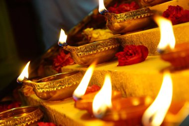 Tapınakta Kızılderili kutsal ateşi. Diwali, kutlama konsepti.
