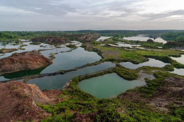 Yukarıdan farklı yeşil ve mavi manzaralı taş ocağı gölü