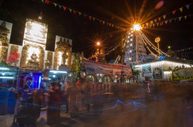Bagan, Penang, Malezya - Haziran 2017: Hintli dindarlar geceleyin Sree Maha Mariamman Devasthanam Tapınağını ziyaret ettiler.