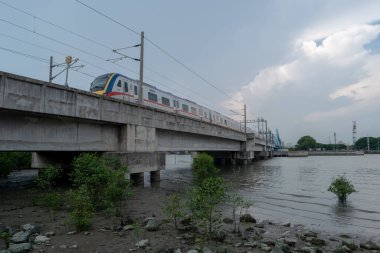 Seberang Perai, Penang, Malezya - Haziran 2018: KTM Elektrik Tren Servisi (ETS) Sungai Perai Nehri 'ni geçti.