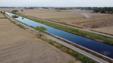 Penaga, Penang, Malezya - Mar 09 2021: Nehir kenarındaki hava manzaralı tarımsal alan