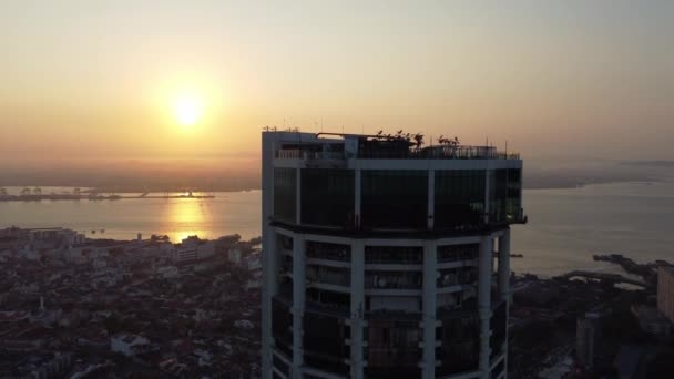 マレーシア ペナン州ペナガ2021年3月14日 日の出の空の景色Komtar Top — ストック動画