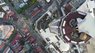 Penaga, Penang, Malezya - 14 Aralık 2021: Hava manzaralı KOMTAR binası ve kavşaktaki sabah trafiği