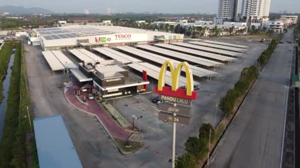 马来西亚槟城Bukit Mertajam 2021年3月19日 Donald开车穿过Tesco购物中心附近的标牌 — 图库视频影像