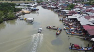 Tanjung Piandang, Perak, Malezya - 13 Eylül 2021: Köydeki hava manzaralı balıkçı teknesi
