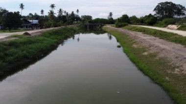 Seberang Perai, Penang, Malezya - Ekim 02: 21 Malay Köyü yakınlarındaki nehrin üzerinden köprüye doğru ilerleyin.